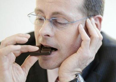 رجل يأكل الشوكولاتة